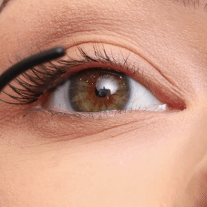 Od blizu modela, ki nanaša grozdaste trepalnice