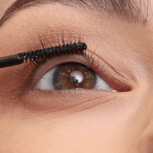 Od blizu modela, ki nanaša bonder