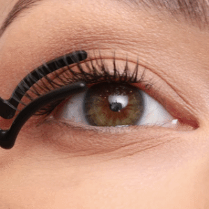 Manekenka od blizu, ki stopi trepalnice