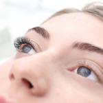 Ukrivljenost trepalnic – vse, kar morate vedeti in kako izbrati pravi stil za vaš tip oči